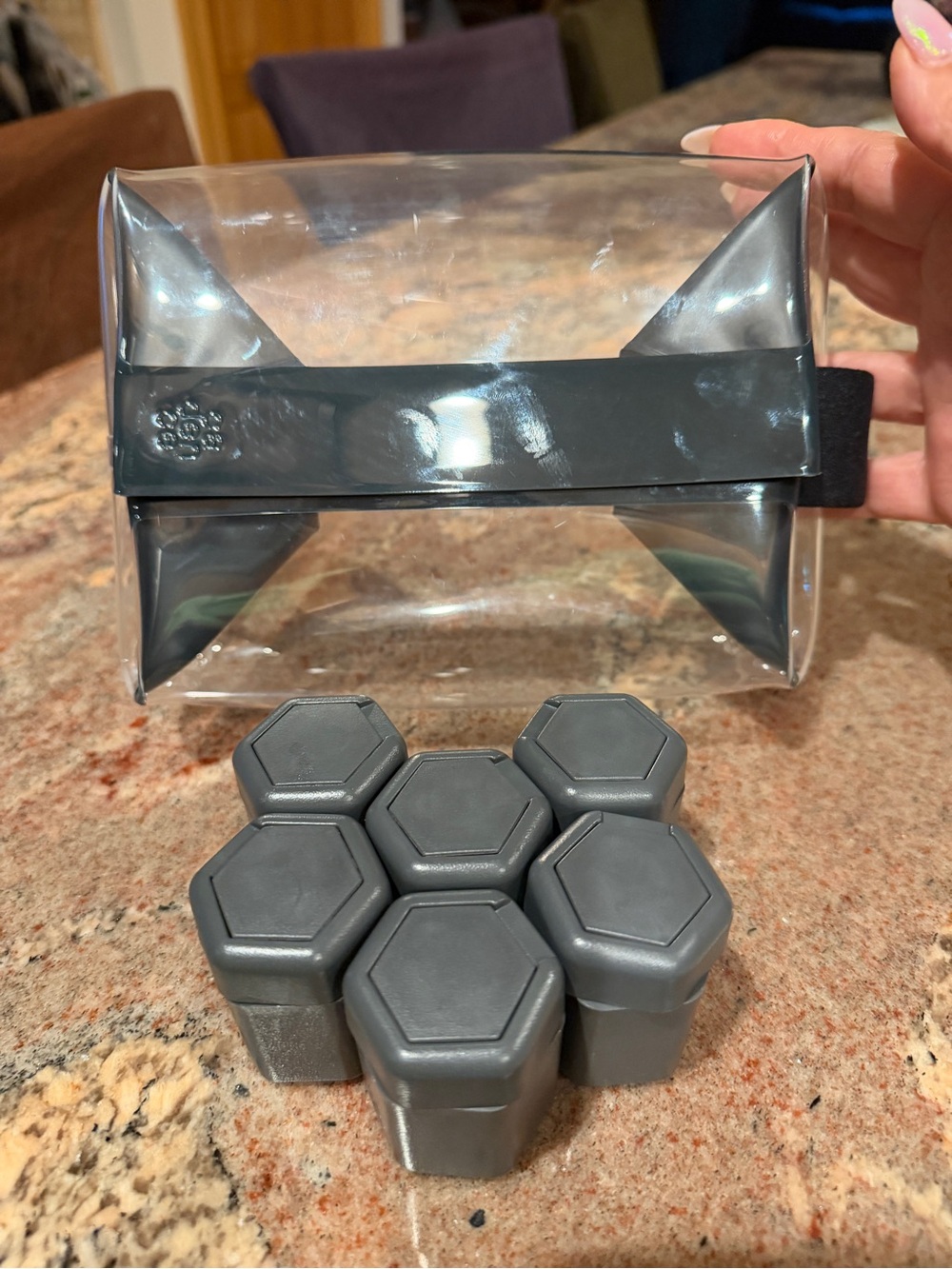 NEW Cadence Travel Bag Bundle with 6 Charcoal Medium Capsules!!